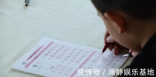 书法!爸爸晒女儿作业意外走红,字迹工整堪比印刷体,网友:书法天才