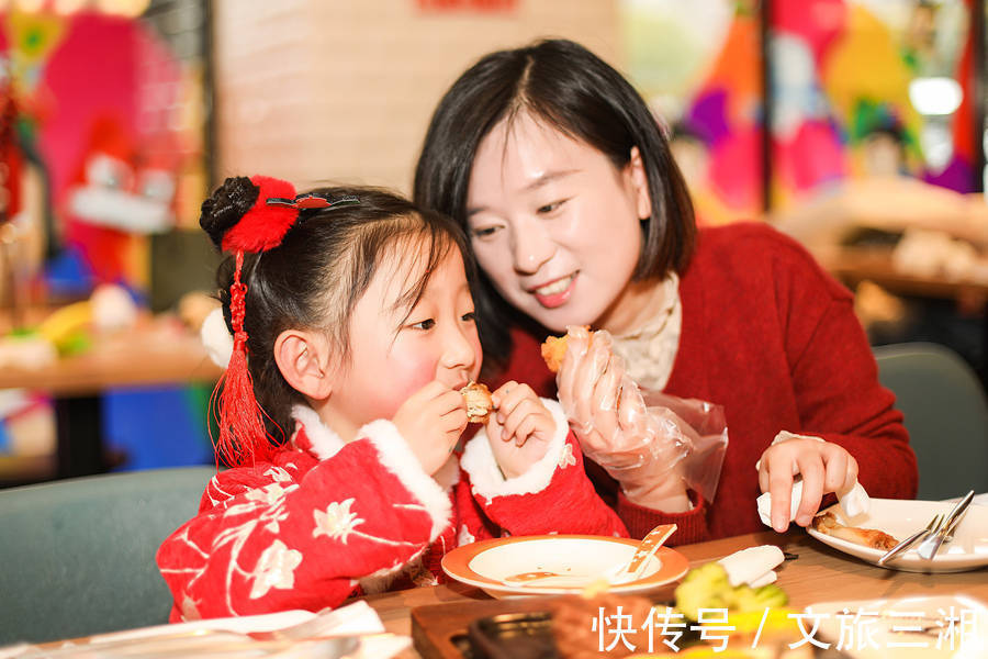 消费者|《葫芦兄弟》闹新春,西餐厅里过大年