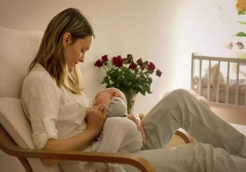 给奶瓶这样消毒是不对的,宝宝喝的相当于是“毒奶”,要纠正