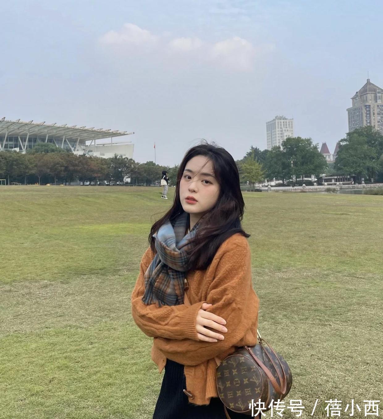 tips|穿“针织开衫”下面搭什么?建议配这3种,学会了你也是时尚博主