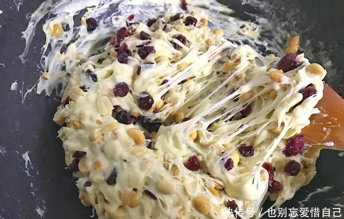 儿子爱吃牛轧糖不用花钱买,自己在家就能做,简单好做无添加