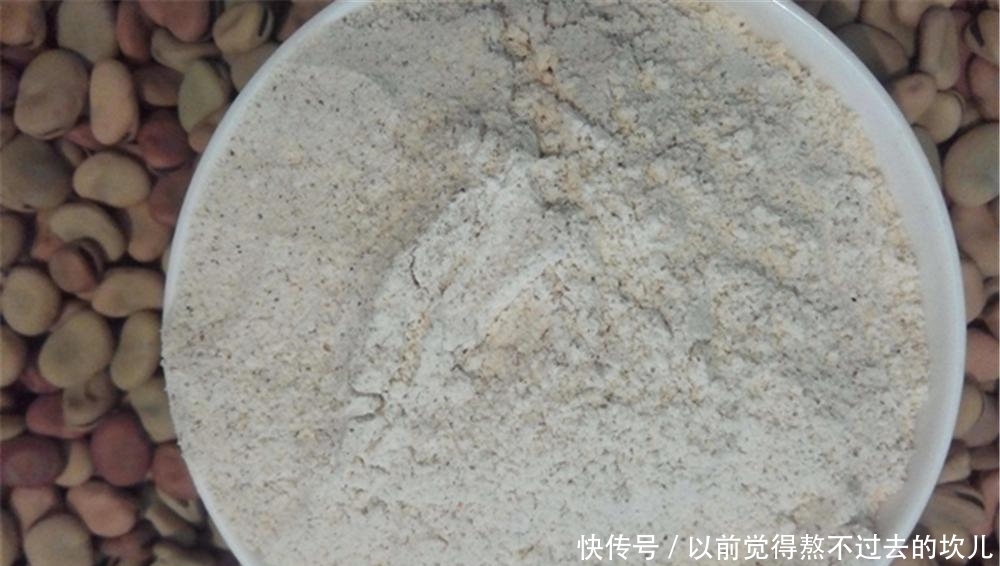 春钓大板鲫，饵料使用蚕豆粉就很好，这可是钓鲫鱼的“素饵之王”