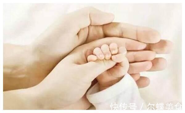 小姑娘|宝宝睡觉小手紧握,婆婆说这是攒钱的手,去医院检查才知道原因