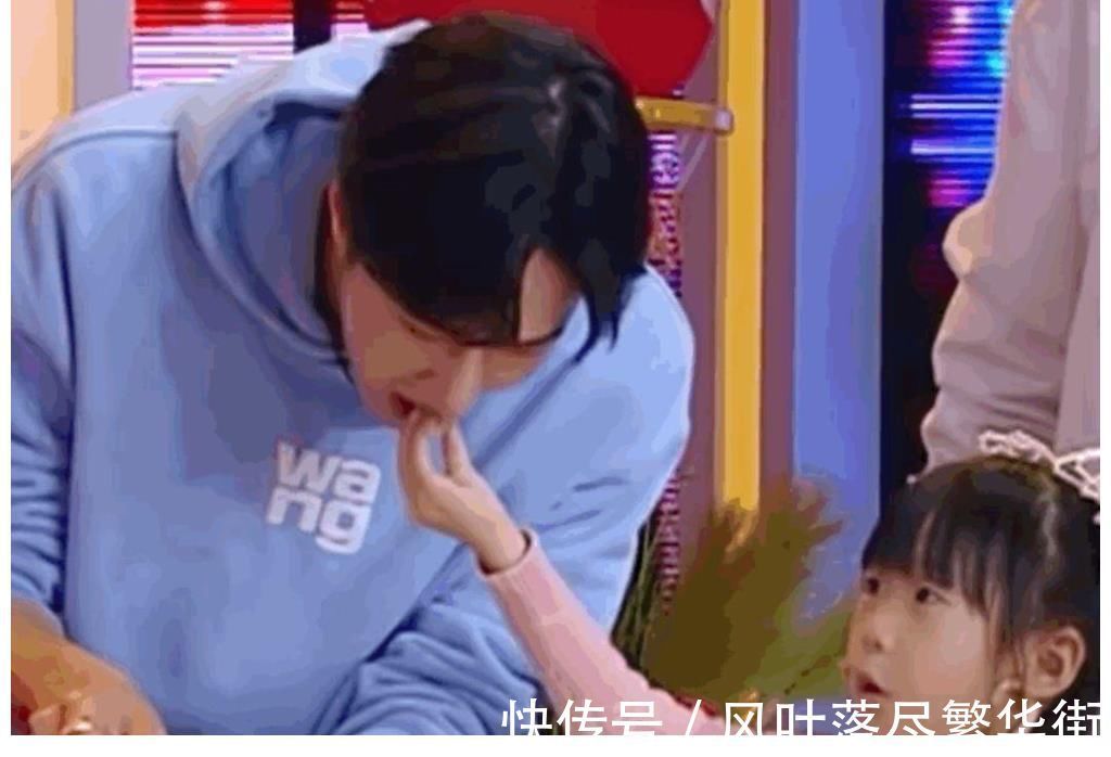 王一博和小朋友合照,站位说明一切,品牌方也来“争宠”