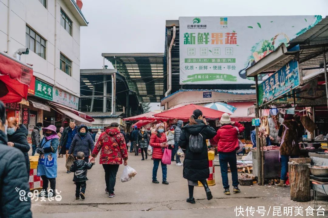 昆明日卖一头猪的米线店，藏在农贸市场里，某桑拿老总蒙着脸去吃