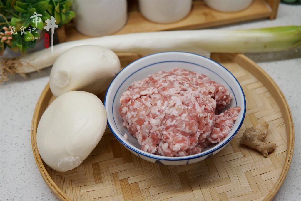 炸肉丸子时，切记“2用2不用”，丸子酥香松软，久放也不变硬