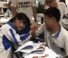 |搞笑GIF趣图男生和女生掰手腕，你是营养不良吗？