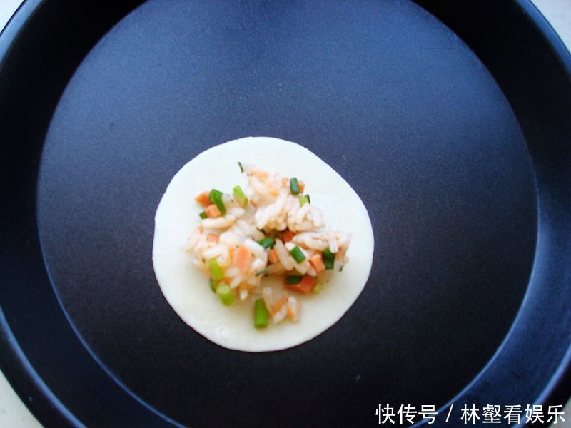  傻傻的|剩米饭别再傻傻的炒了，教你一招，比饺子都好吃，早餐也有了