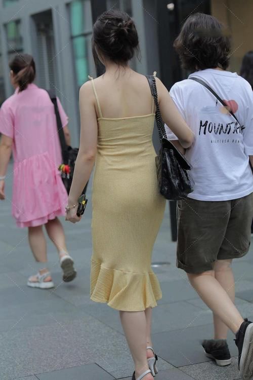黄色|简单大气的黄色针织裙,凸显自信的同时,更显皮肤白皙