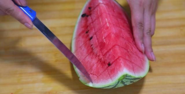 果汁|开启吃西瓜的创意新方式用这三个动作切西瓜它不脏也不流果汁