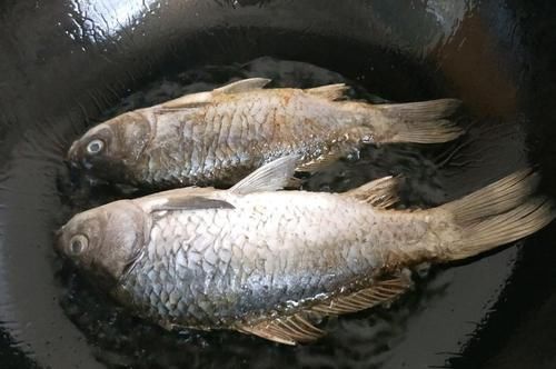 煎鱼|煎鱼时，不要直接倒油煎，多加这一步，鱼不粘锅不破皮，很完整