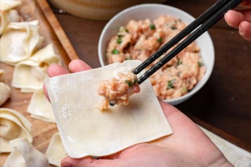 香料油|奶奶包的馄饨真香，原来是有技巧的，调馅时多放1味料，肉嫩汤鲜