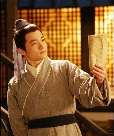 中国文化$老秀才上联:“登楼望南北”,学童随口下联,老人:前途无量!