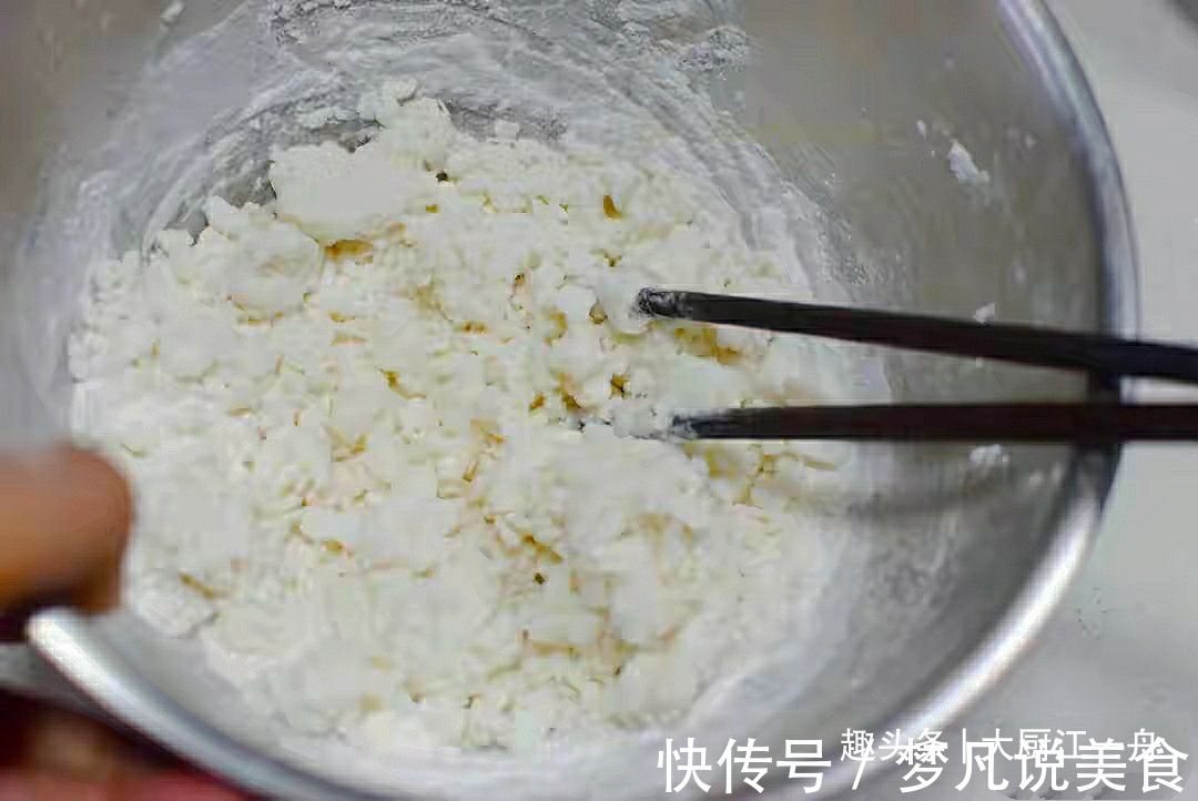 想吃麻团别去买,面点师教你在家做,个个酥脆圆鼓鼓,看得流口水