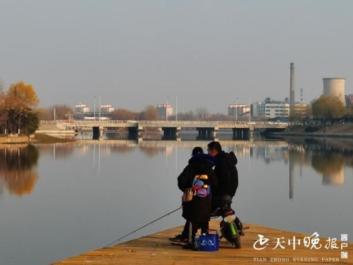 碧水红叶相映衬 这里风景美到爆