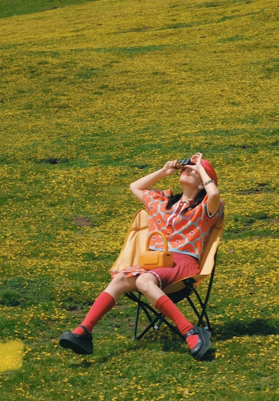 樱花粉|别再背黑白色的包包了！今夏流行彩色款式，时髦又好看