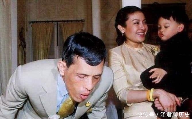 少女|68岁泰王年轻时好帅！驾驶战斗机英俊潇洒，被热情少女跪地献花