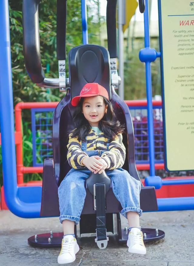 因长得可爱被家人当作“摇钱树”的她,4岁爆红,7岁巨星范十足