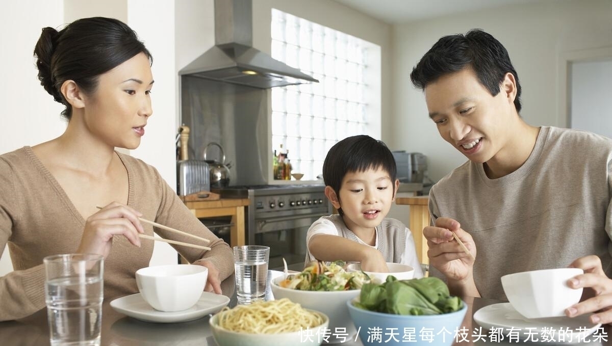 大人|宝宝什么时候可以吃大人饭，很多家长不懂，太早吃不利于孩子健康
