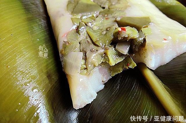 老奶奶街边卖特色小吃，2元一个，网友别说吃了，听都没听过！