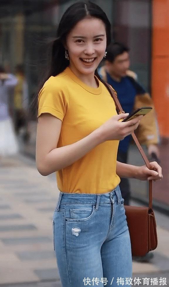 姜黄色 黄色T恤搭配紧身牛仔裤,甜美可爱少女感满满,笑容太迷人了!