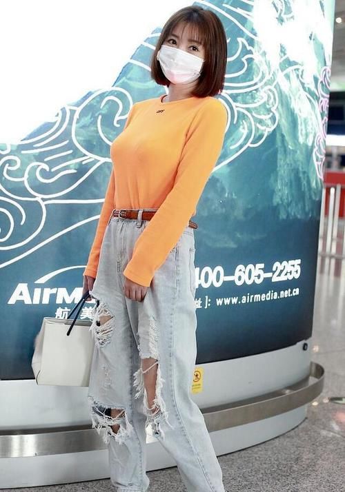 气质|美女姐姐身材太好，普通T恤穿出紧绷感，剪波波头气质清纯