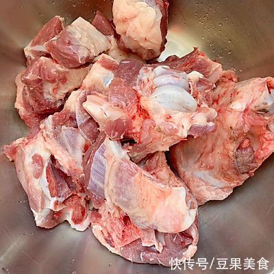 #暖冬酱在手,嗨吃部队锅#大骨煳锅贴