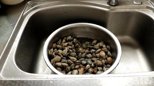 中加入适量|洗花蛤时,别再用盐水泡了,老渔民教你几招,花蛤疯狂吐沙真实用