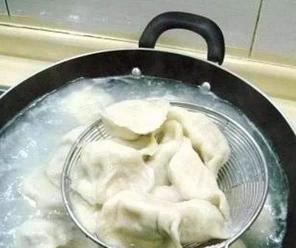 制作方法|煮饺子时，要不要翻动？10人做8人错，难怪饺子一碰就破