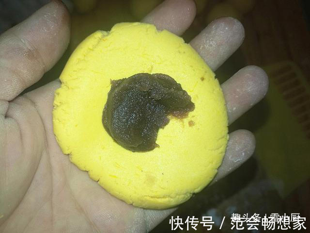 南瓜饼这么做,吃了一个还想吃一个,又香又糯!