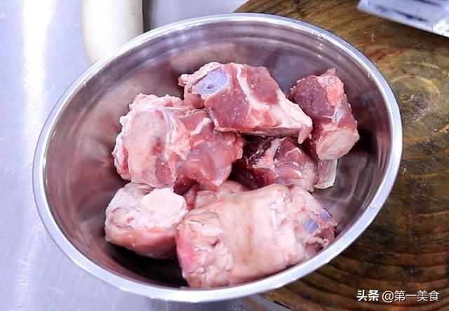 厨师|炖大骨头汤切记不要直接炖,厨师长教你一招,汤浓无腥味,味道鲜