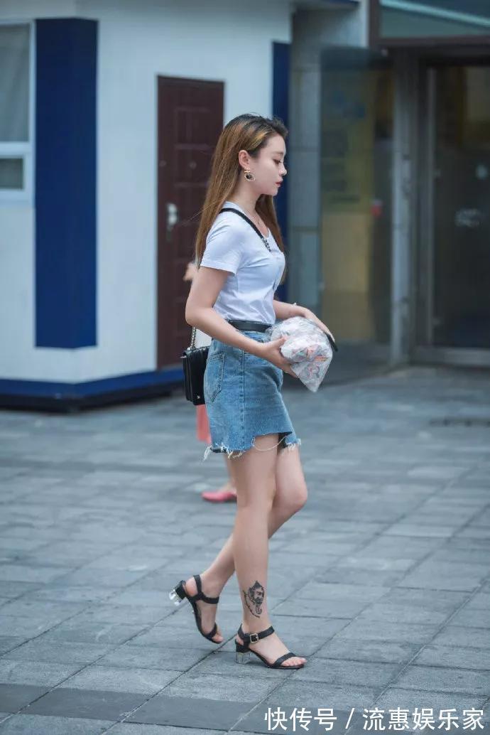 小姐姐 牛仔短裙搭配一双高跟鞋,成就你的时尚达人梦