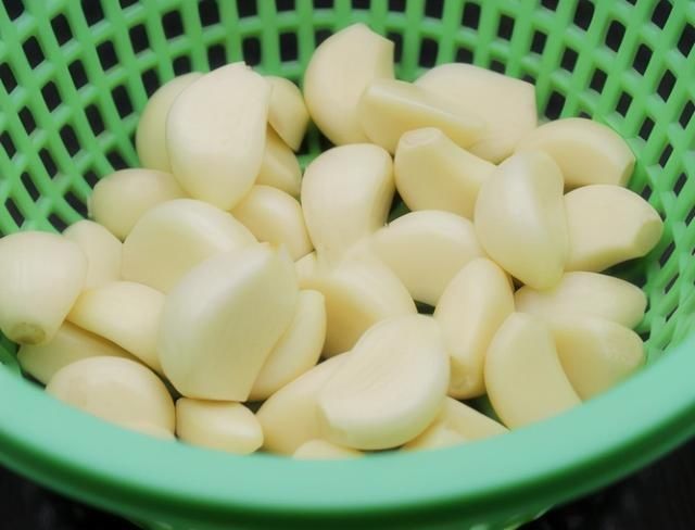 腌腊八蒜,别只会放醋,多加1个技巧,2天就变绿,香又脆还解腻