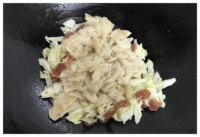 吃剩的饺子皮这么做，既当饭又当菜，老妈也直夸我真能干