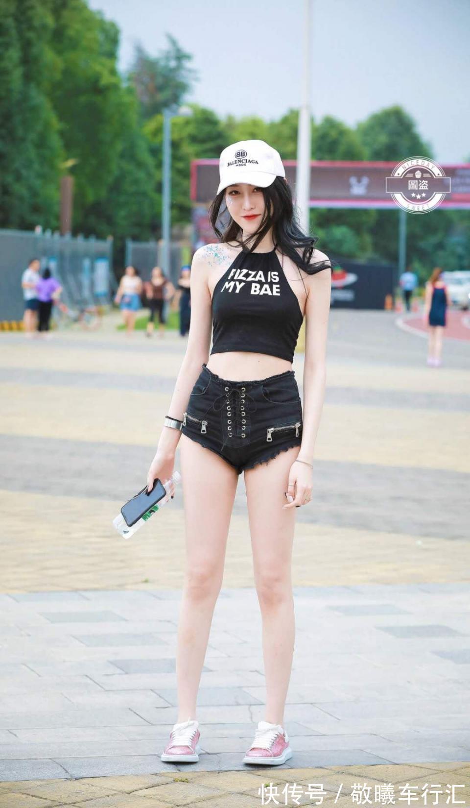 裙子 黑色背心搭配修身牛仔裤,让小姐姐看起来更简洁大气