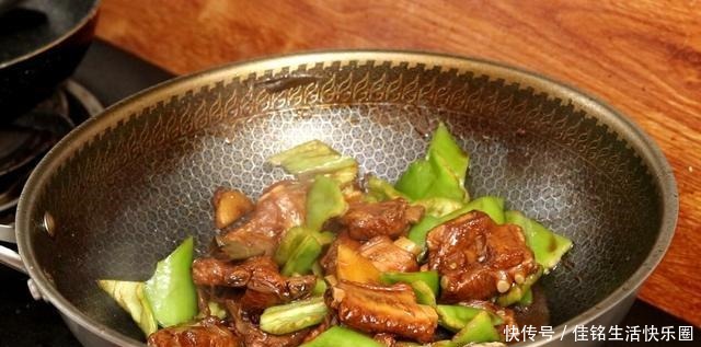 红烧|做红烧排骨时,直接焯水就错了,很多人不注意,排骨腥味重口感差