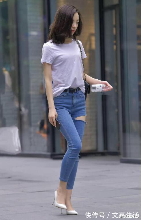 小姐姐|破洞牛仔裤搭配白色T恤,简约风格让你的气质迷人