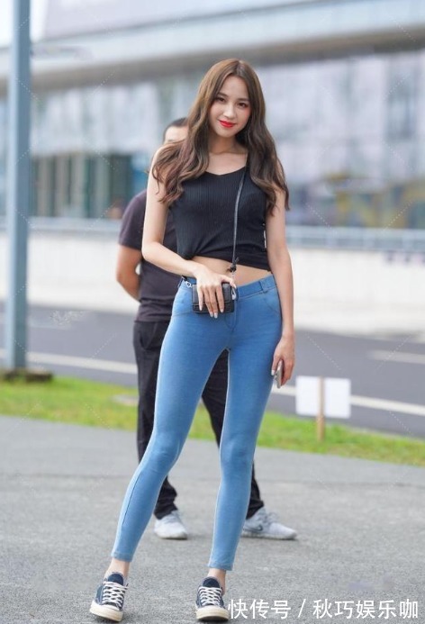 针织T恤 穿着紧身牛仔裤的黑色针织T恤,层次感十足,尽显少女柔情风范