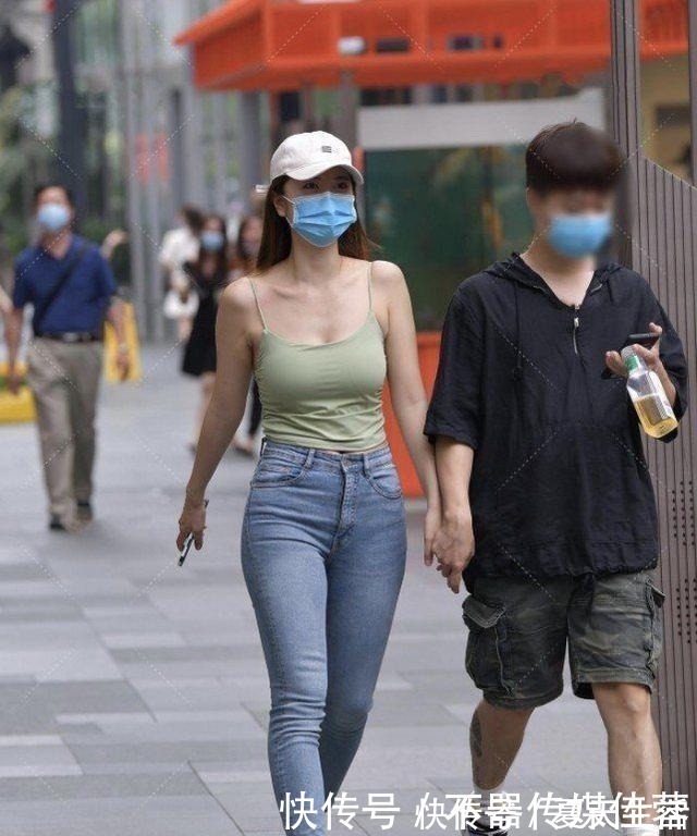 牛仔裤|青春靓丽的小姐姐，绿色上衣搭配修身牛仔裤，简约又时尚