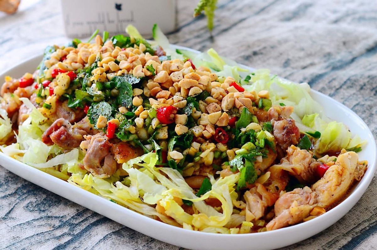 这是一道泰式菜，鸡肉搭配蔬菜，风味独特