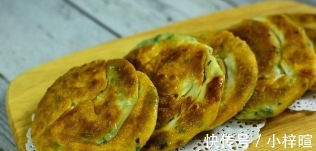 清香|葱油饼这做法火了,不揉面不烫面,清香酥脆,放上3天也不会硬