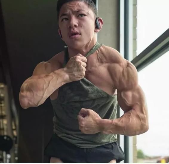 锻炼|8岁健身锻炼肌肉，15岁成为全球健美冠军的少年，现在这身高亮了