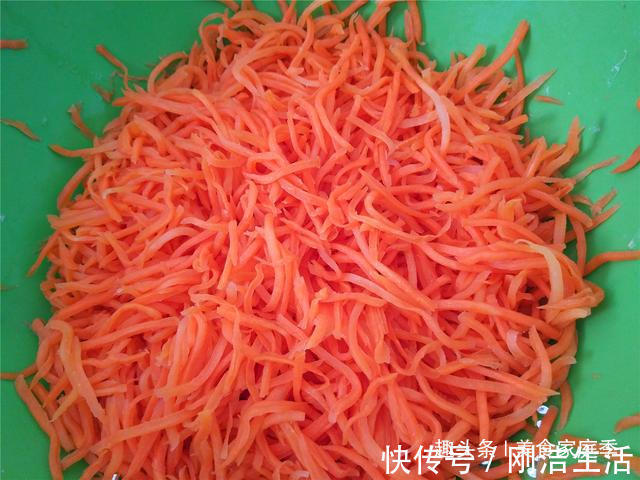 胡萝卜菜|奶奶吃了40年的胡萝卜菜，不炒也不蒸，咸香麻辣，配油条特别好吃