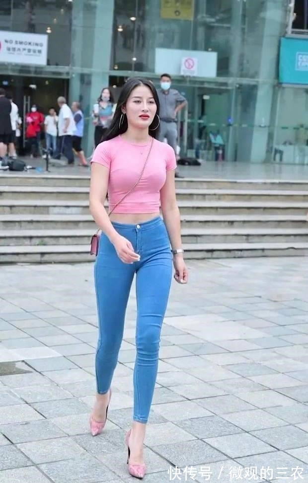 衬衫 直爽的美女,身材好,粉红色衬衫穿着轻盈成熟的时尚风!