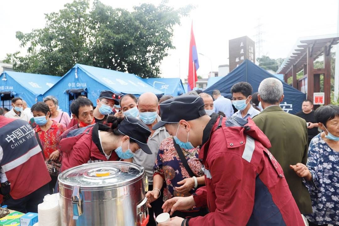 救援队|西南医科大学附属中医医院为泸县地震灾区群众免费发放中药大锅汤