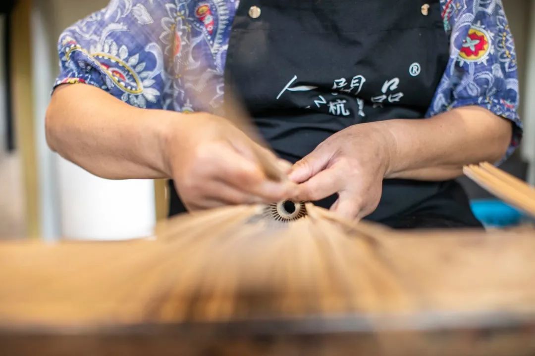 刘伟|一把伞600元，排队半个月才能买到！杭州90后小伙这手绝活太惊艳，火到国外了