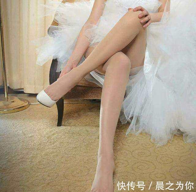 身材 美脚丫遇上超薄肉丝袜, 银白高跟鞋秀出女神玲珑身材