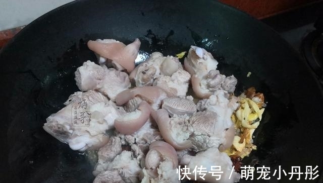 拌饭|这蒸菜我家一周做3次，食材炒下蒸一蒸软嫩鲜香，汤汁拌饭真得劲