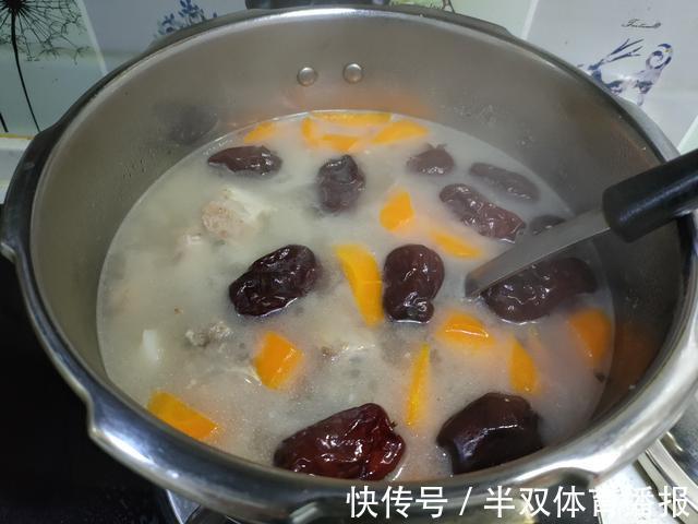 腥味|煮排骨汤时，记住“2不放2窍门”，肉质软烂脱骨，汤鲜无腥味
