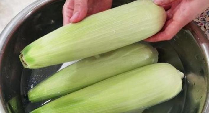 小贩|煮玉米时,水里多加2样调料,煮熟后更营养,口感软糯,又香又甜
